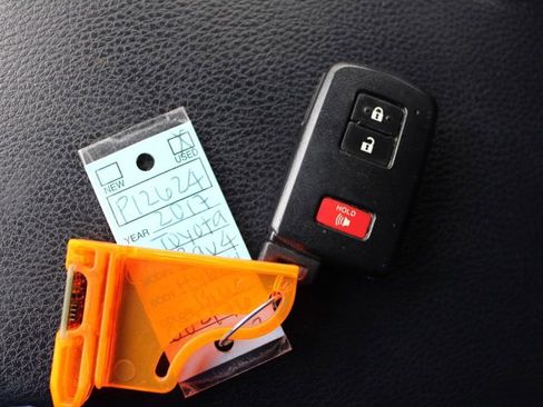 Used 2017 Toyota RAV4 XLE image 34