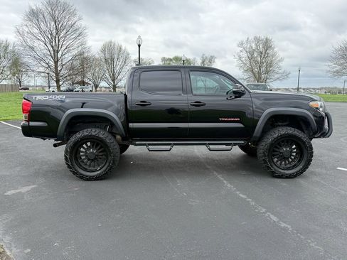 Used 2017 Toyota Tacoma TRD Off-Road w/ Premium & Technology Package image 4
