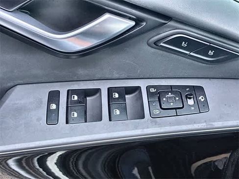 Used 2023 Kia Niro SX image 40