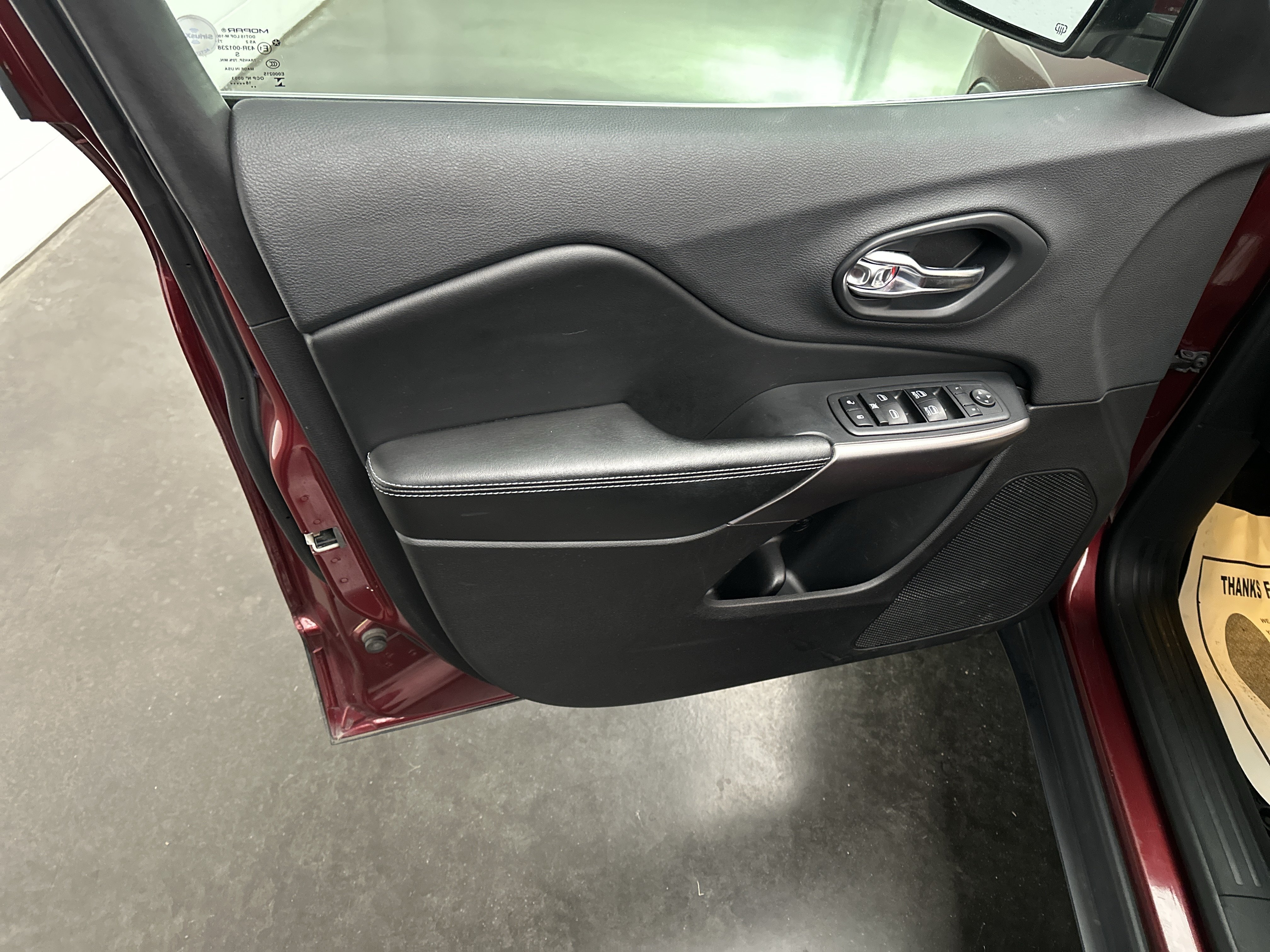 Used 2019 Jeep Cherokee Latitude Plus w/ Cold Weather Group AWD/4WD image 18