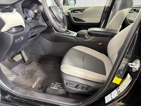 Used 2020 Toyota RAV4 XLE AWD/4WD image 9