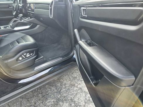 Used 2021 Porsche Cayenne Turbo S image 18