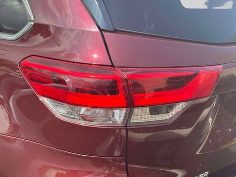 Used 2019 Toyota Highlander XLE AWD/4WD image 14