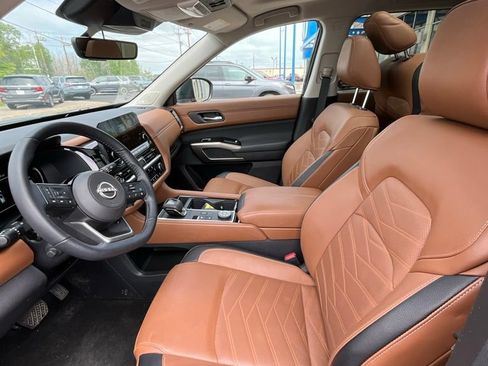 Used 2024 Nissan Pathfinder Platinum w/ Cargo Package AWD/4WD image 9