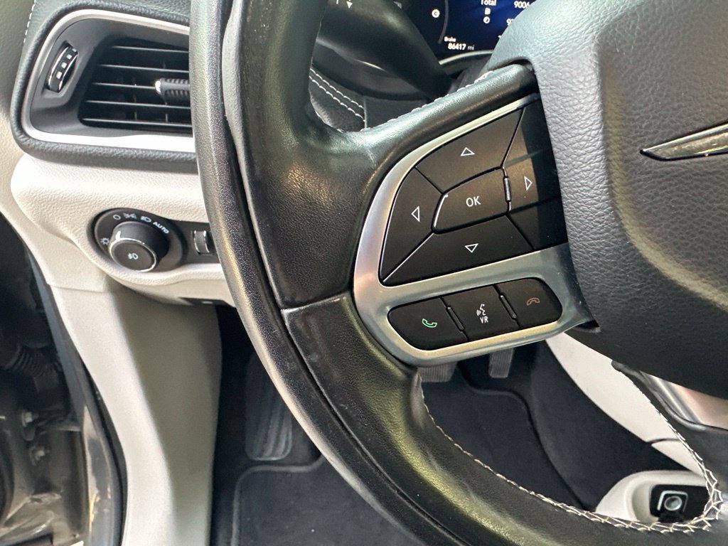 Used 2022 Chrysler Pacifica Touring-L w/ Uconnect Theater Family Group FWD image 24