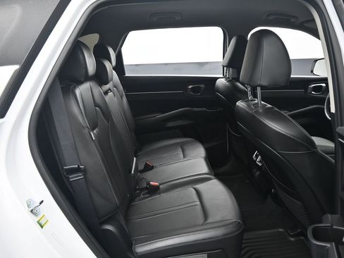 Used 2025 Kia Sorento S image 16