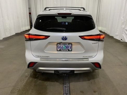 Used 2022 Toyota Highlander Platinum image 4