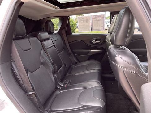 Used 2019 Jeep Cherokee Limited w/ Luxury Group AWD/4WD image 18
