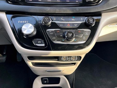 Used 2024 Chrysler Pacifica Touring-L image 17