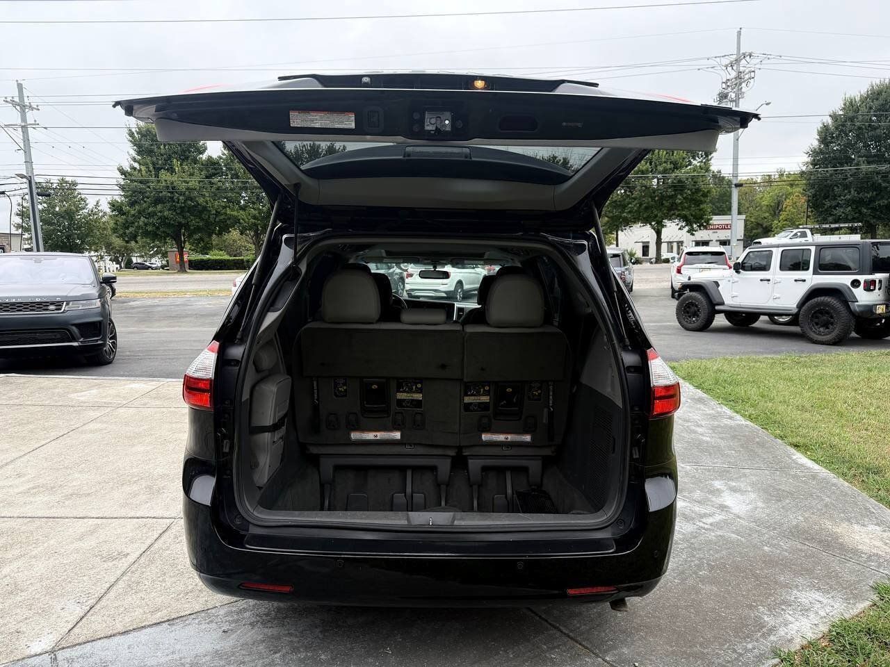Used 2015 Toyota Sienna XLE w/ XLE Navigation Package FWD image 9