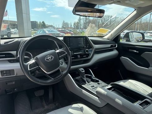 Used 2022 Toyota Highlander XLE AWD/4WD image 30