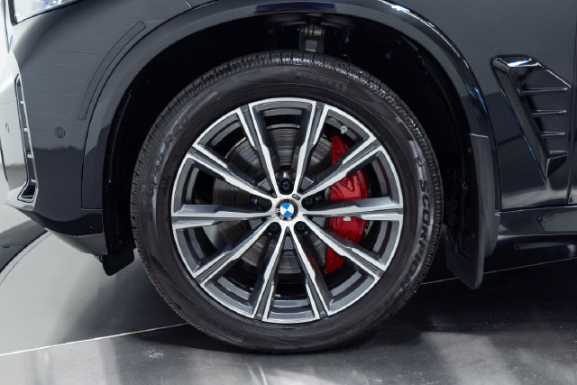 Certified 2025 BMW X5 xDrive40i w/ M Sport Package AWD/4WD image 26
