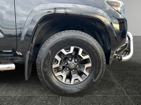 Used 2018 Toyota Tacoma SR5 RWD image 9