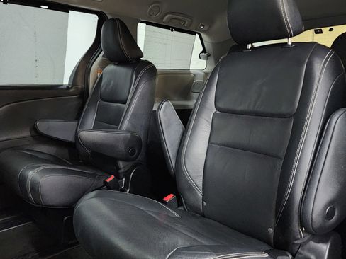 Used 2019 Toyota Sienna SE w/ SE Preferred Package image 18