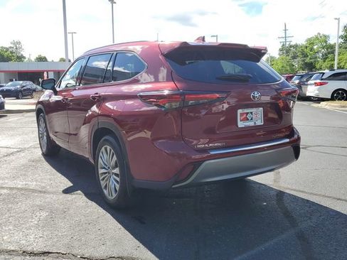 Used 2024 Toyota Highlander Platinum AWD/4WD image 3
