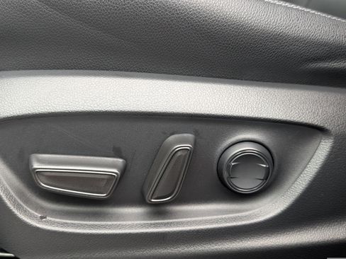 Used 2023 Toyota Corolla Cross XLE w/ Convenience Package image 21