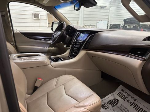 Used 2016 Cadillac Escalade Luxury AWD/4WD image 30