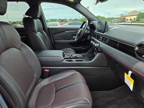 Used 2025 Honda Pilot Black Edition image 28