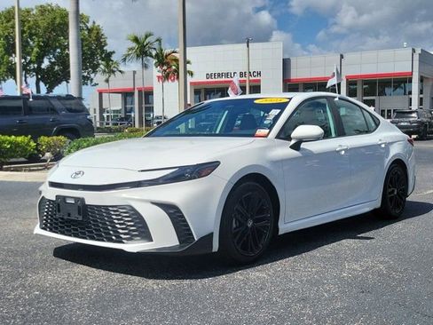 Used 2025 Toyota Camry SE FWD image 2