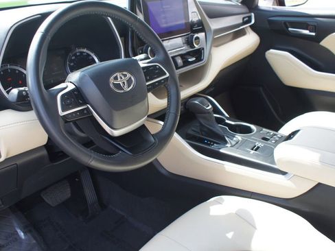 Used 2023 Toyota Highlander XLE FWD image 14