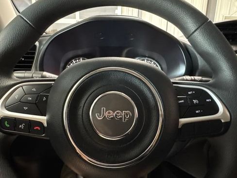 Used 2023 Jeep Renegade Latitude AWD/4WD image 14