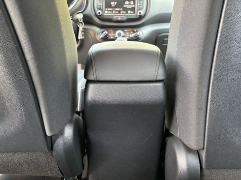 Used 2025 Kia Soul LX w/ LX Technology Package FWD image 23