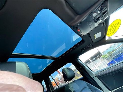 Used 2022 Volkswagen Tiguan SEL R-Line image 17