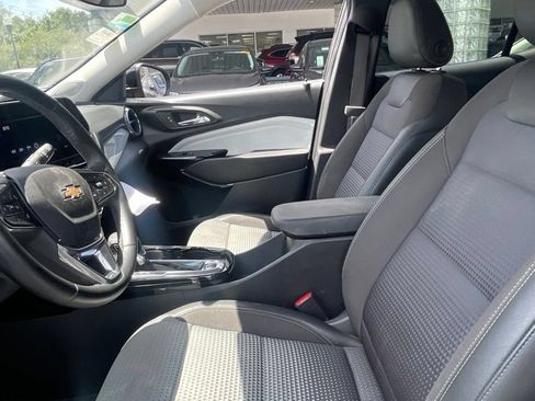 Used 2025 Chevrolet Trax LT w/ LT Convenience Package FWD image 5