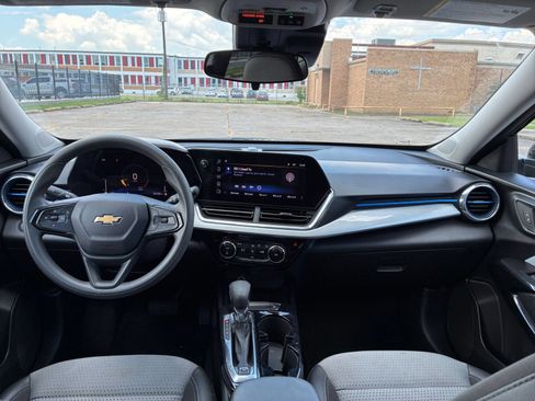 Used 2025 Chevrolet Trax LT FWD image 31
