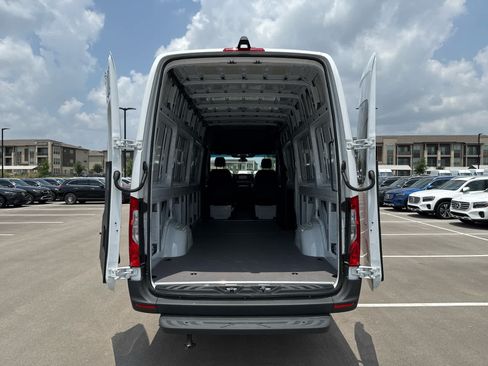 Used 2025 Mercedes-Benz Sprinter 2500 image 15