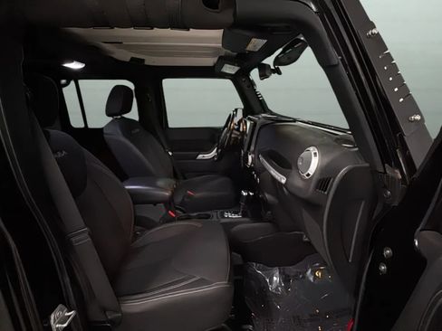 Used 2018 Jeep Wrangler Unlimited Sahara w/ Connectivity Group AWD/4WD image 23