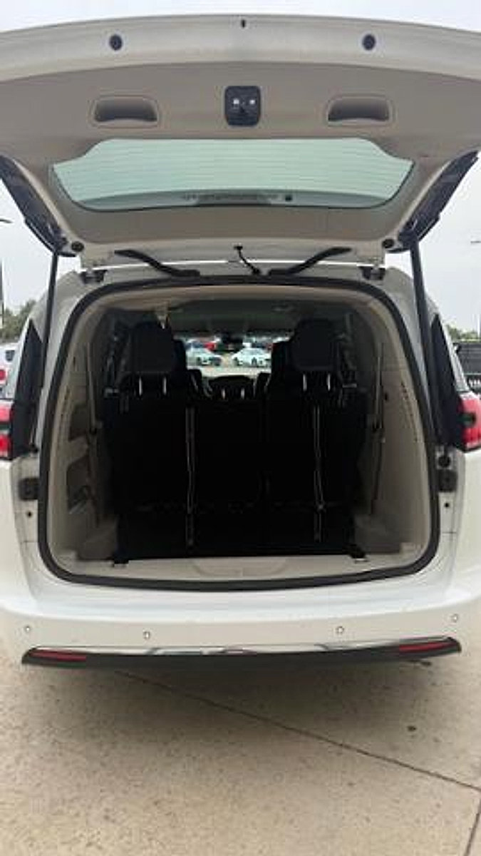 Used 2024 Chrysler Pacifica Touring-L FWD image 7