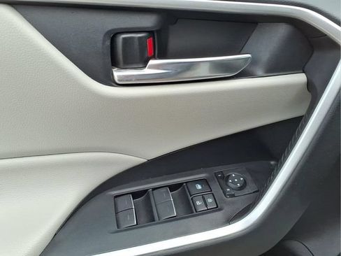 Used 2022 Toyota RAV4 XLE AWD/4WD image 11