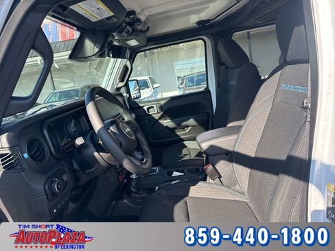 Used 2025 Jeep Wrangler Unlimited Rubicon 4xe w/ Convenience Group AWD/4WD image 3