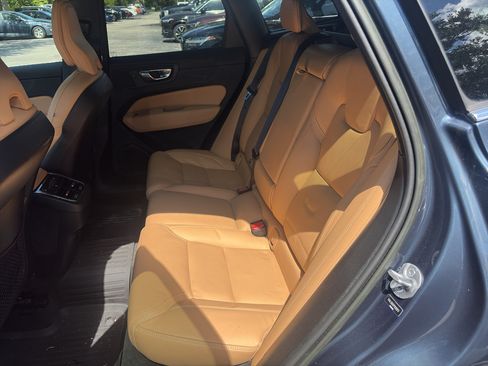 Used 2023 Volvo XC60 B5 Ultimate w/ Climate Package FWD image 4