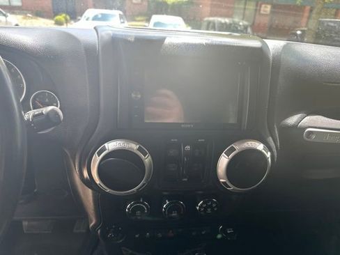 Used 2017 Jeep Wrangler Unlimited Sahara w/ Connectivity Group AWD/4WD image 12