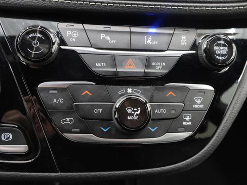 Used 2024 Chrysler Pacifica Limited FWD image 54