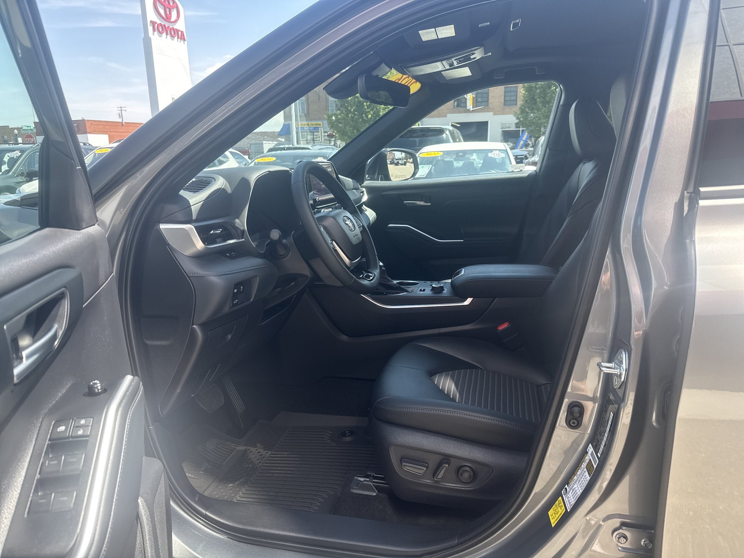 Used 2026 Toyota Highlander XSE AWD/4WD image 2