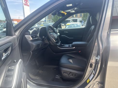Used 2026 Toyota Highlander XSE AWD/4WD image 2