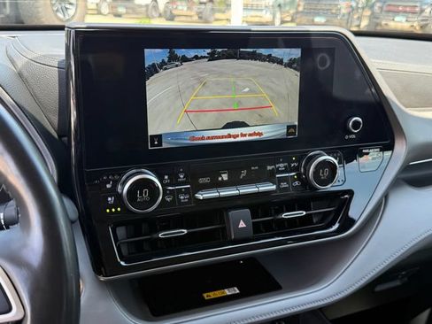 Used 2023 Toyota Highlander Limited FWD image 18