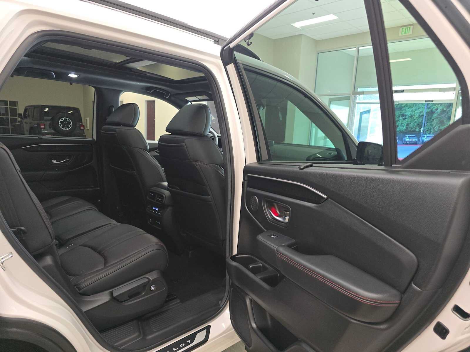 Used 2025 Honda Pilot Black Edition image 29