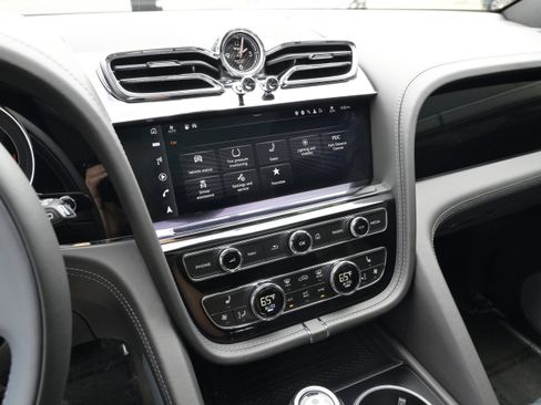 Used 2021 Bentley Bentayga V8 image 27
