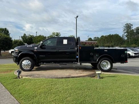 Used 2026 RAM 5500 4x4 Crew Cab w/ Laramie Trim Package image 4