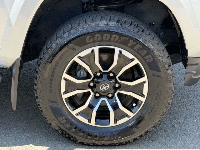 Used 2022 Toyota Tacoma TRD Sport AWD/4WD image 9
