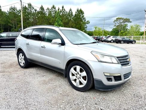Used 2017 Chevrolet Traverse LT w/ Style and Technology Package FWD image 2
