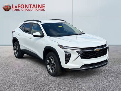 Used 2025 Chevrolet Trax LT w/ LT Convenience Package FWD image 3