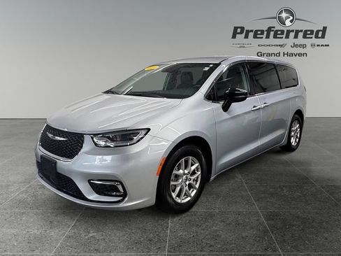 Used 2024 Chrysler Pacifica Touring-L FWD image 11