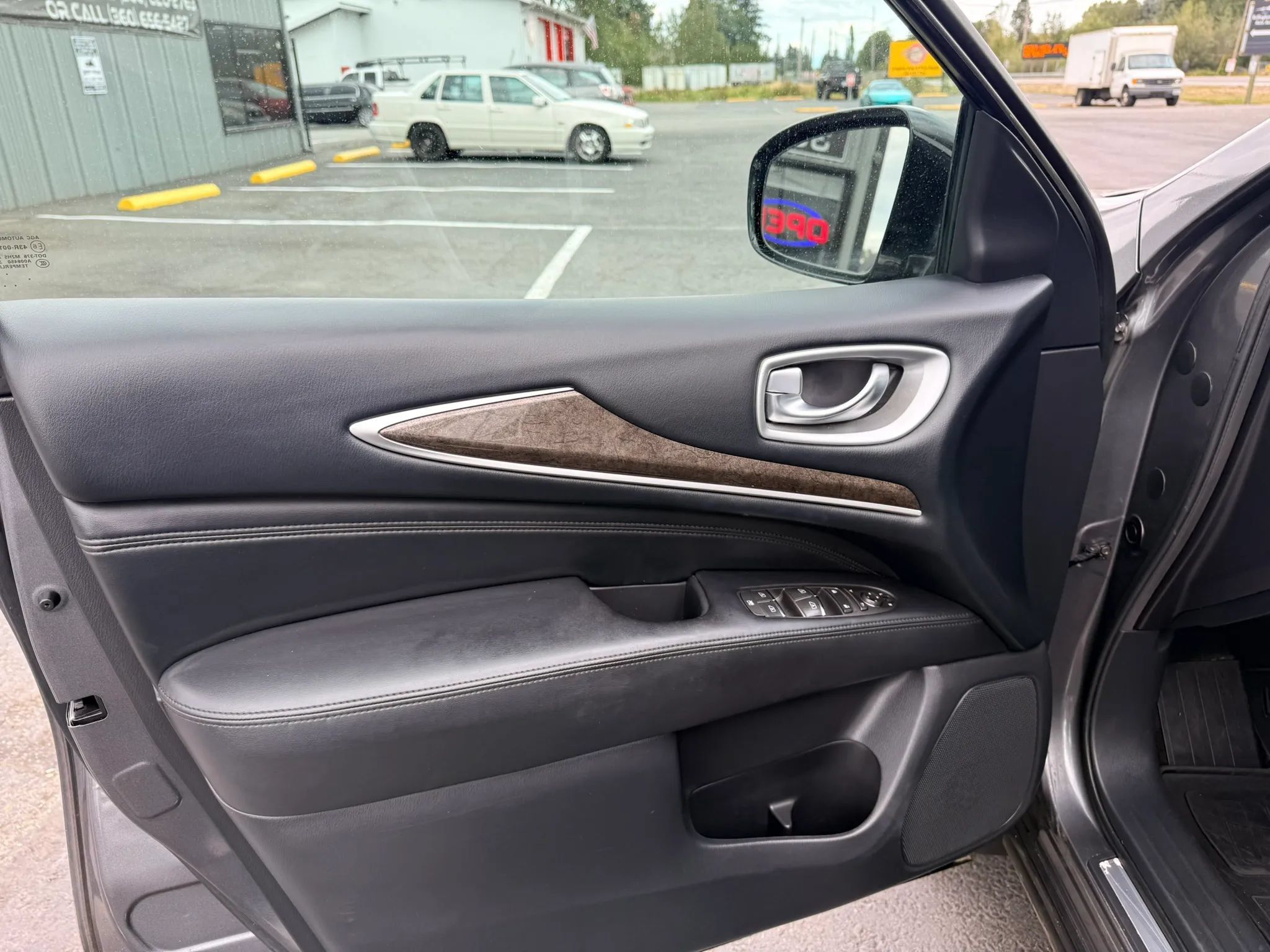 Used 2015 INFINITI QX60 Luxe AWD/4WD image 9