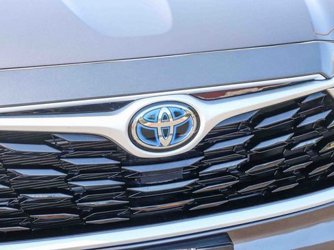 Used 2023 Toyota Highlander XLE AWD/4WD image 13
