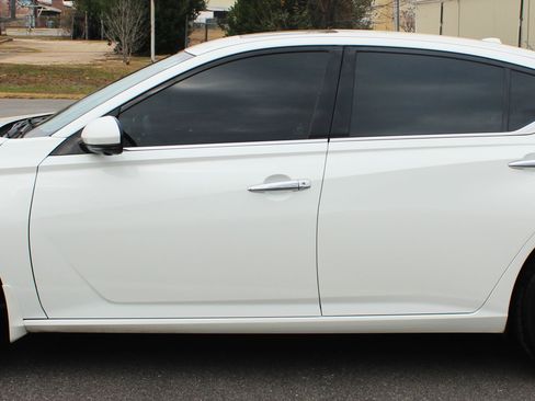 Used 2022 Nissan Altima 2.5 Platinum image 2